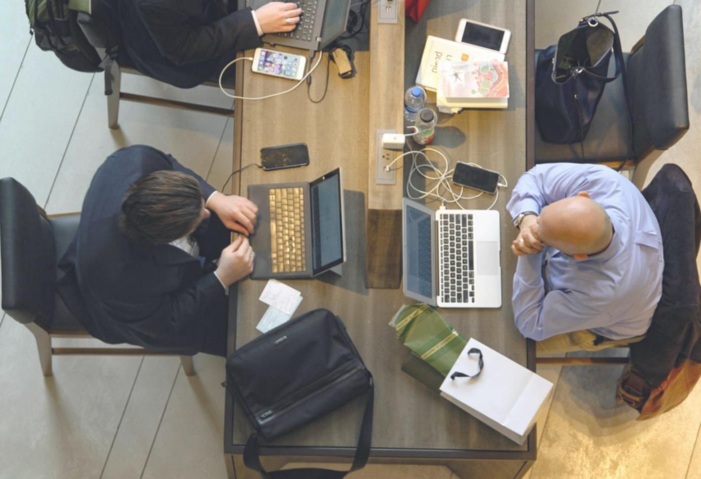 Espace de travail organisé pour formation à distance avec ordinateur et documents financiers