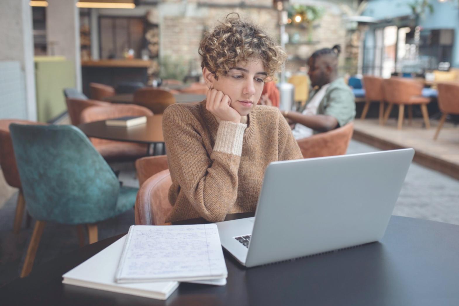 Entrepreneur travaillant sur stratégie financière startup